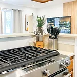 Comfy 2-Bedroom Home In Hollywood