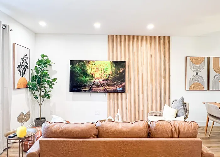 Comfy 2-Bedroom Home In Hollywood