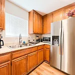 Comfy 2-Bedroom Home In Hollywood